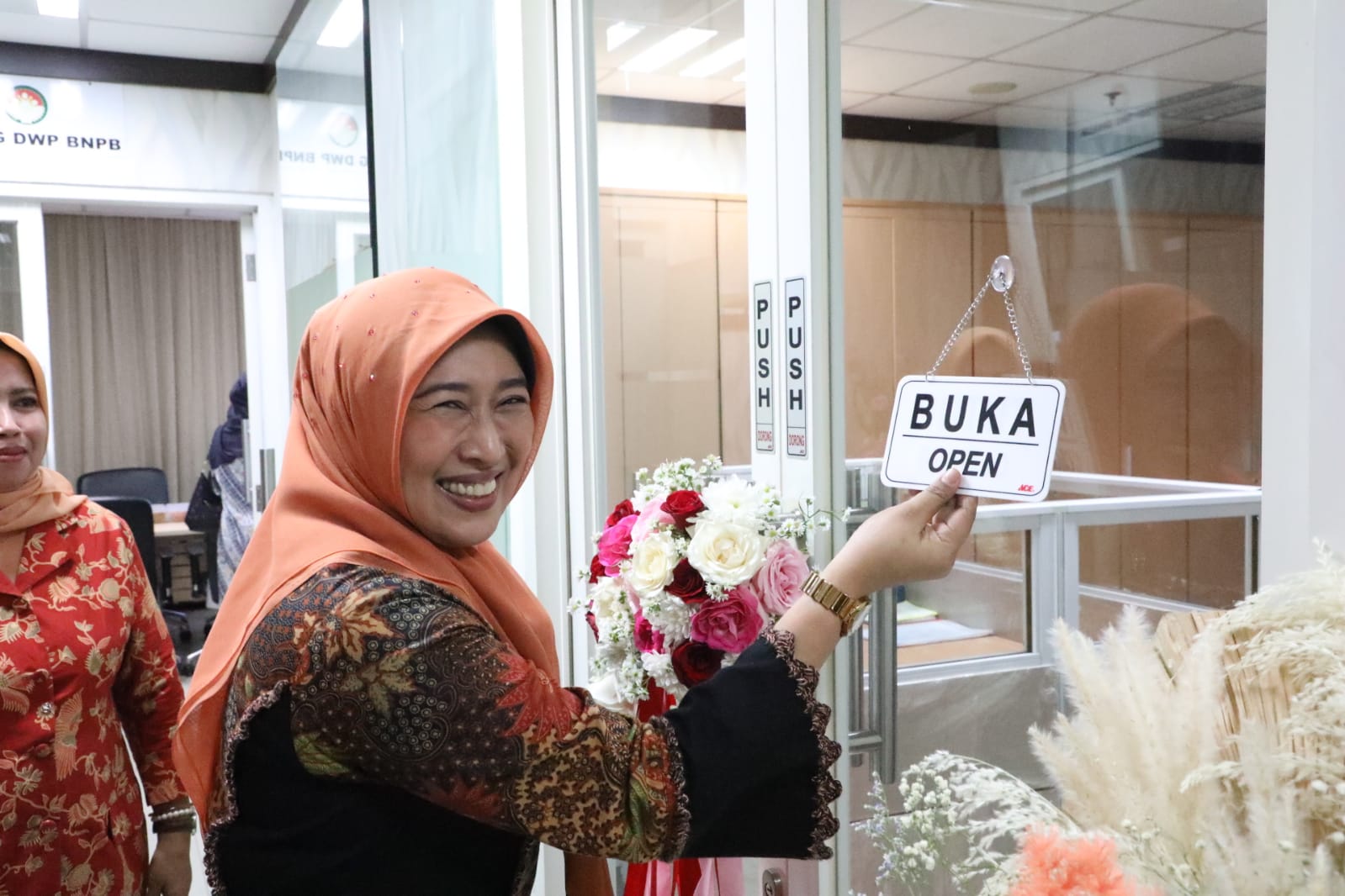 Ketua DWP BNPB Uke Suharyanto secara simbolis membuka Toko DWP BNPB bertempat di lantai 2 Gedung Graha BNPB, Jakarta, pada Kamis (8/6)